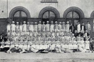 "Grupp af Fabrikspersonalen." Bild ur Zeniths kokbok från 1904.