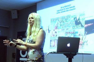 Frida Boisen talar inför 180 åhörare på Kntnts första frukost 2016. Foto: Niklas Myhr.