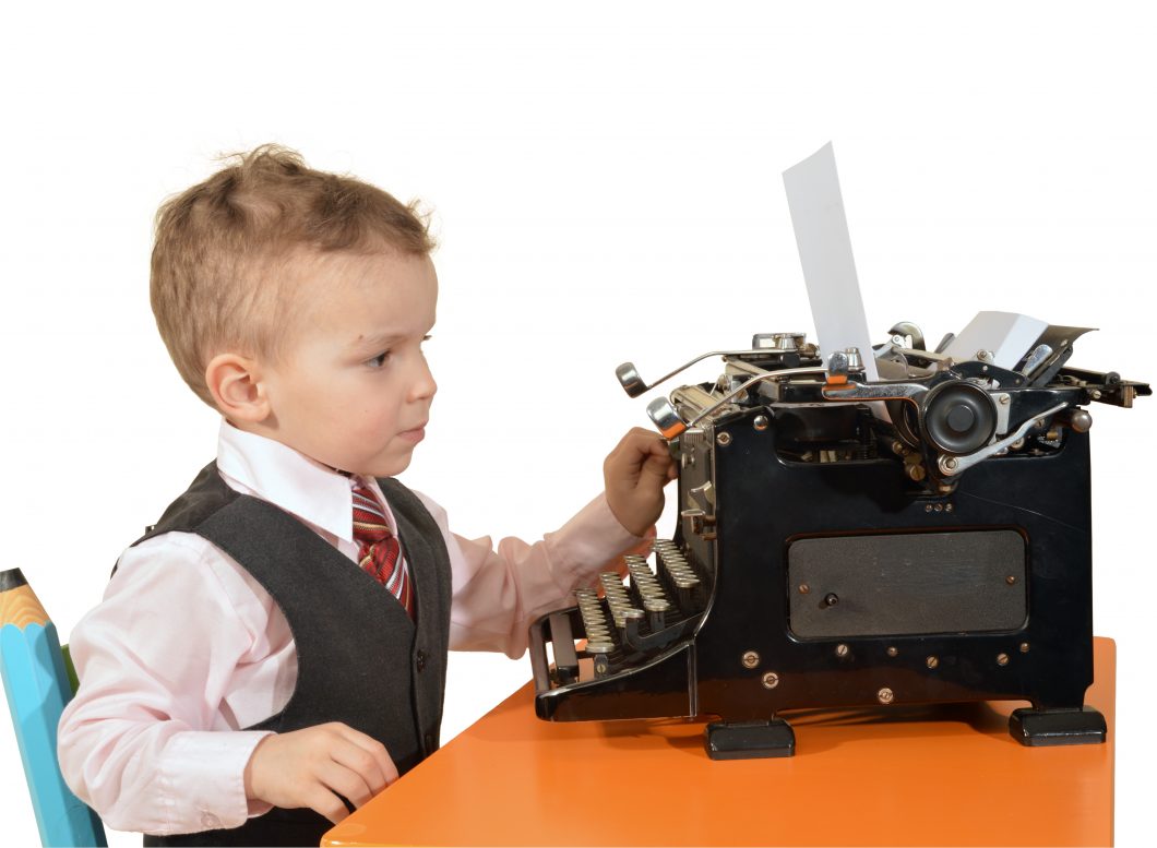 Kleiner Junge Mit Groer Alter Schreibmaschine