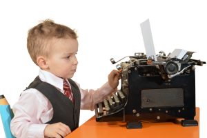 Kleiner Junge Mit Groer Alter Schreibmaschine