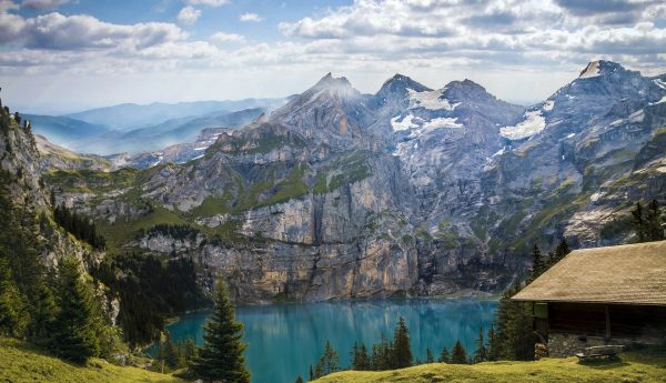 Sjön Oeschinen i Schweiz.